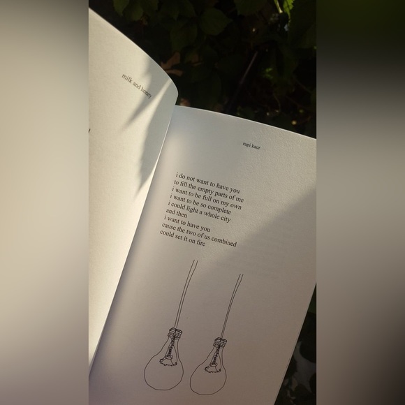 Rupi Kaur | The sun and her flowers | Milk and honey | set of 2 | Books - Picture 6 of 16